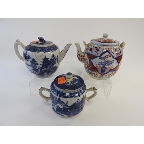 150 - Chinese blue and white export teapot and cover, Qianlong, also a Chinese blue and white sugar basin ... 