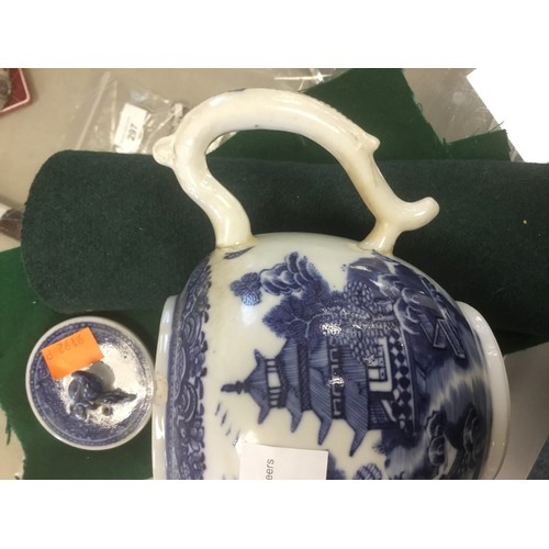 150 - Chinese blue and white export teapot and cover, Qianlong, also a Chinese blue and white sugar basin ... 