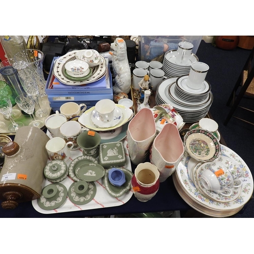 66 - Small quantity of Royal Worcester Mayfield pattern dinner and tea wares, Wedgwood calendar collector... 