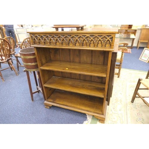 595 - Quality reproduction oak open bookcase, width 92cm, height 140.5cm