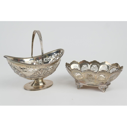 117 - Edwardian silver sugar basket, Birmingham 1904, footed oval form pierced with batwing decoration, sw... 