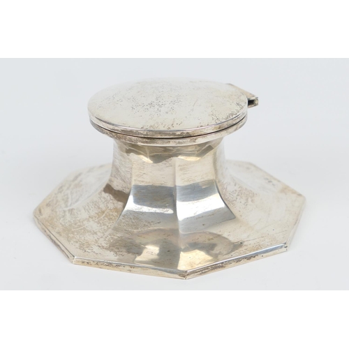 92 - George V silver octagonal capstan inkwell, Birmingham 1914, with clear glass ink pot, the base loade... 