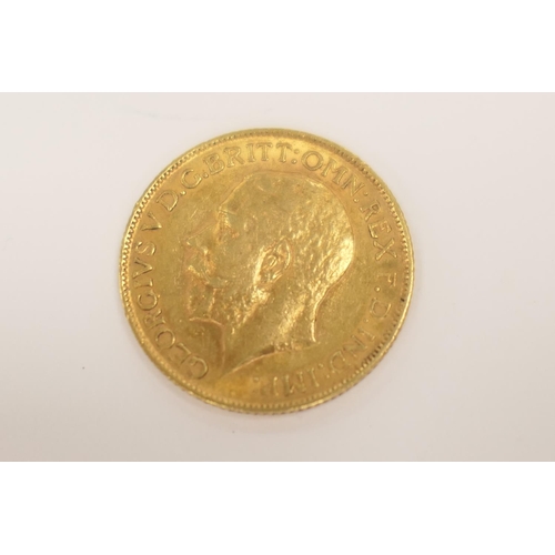 285 - George V gold sovereign, 1911 (EF), weight approximately 7.96g