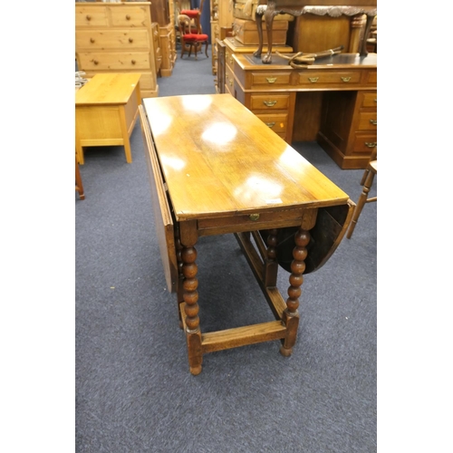 468 - Oak bobbin turned gateleg table, width 120cm, depth when closed 46cm, height 74cm