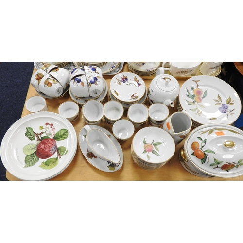 128 - Royal Worcester Evesham pattern porcelain tea service, part dinner and dessert service, also three P... 