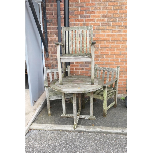 537 - Wooden garden set of three slatted armchairs and a circular table, 91cm diameter