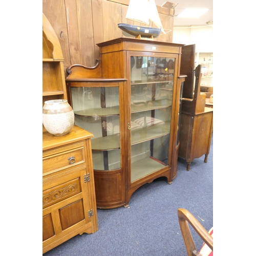 589 - Edwardian mahogany and inlaid display cabinet with bowed glazed end panels, height 150cm, width 133c... 