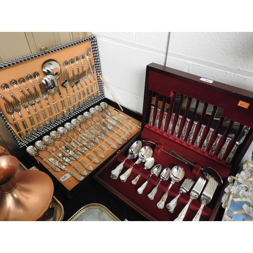 65 - Cased Viner's silver plated Kings pattern cutlery and a boxed canteen of silver plated cutlery (2)