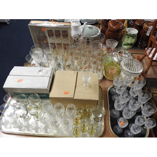 89 - Assorted glassware including retro 1970s printed glassware including a box of Luminarc decanter and ... 