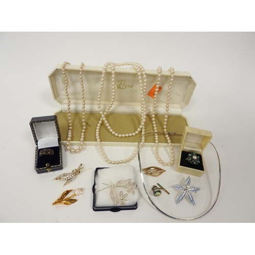 301 - Small assortment of decorative costume jewellery including simulated pearls