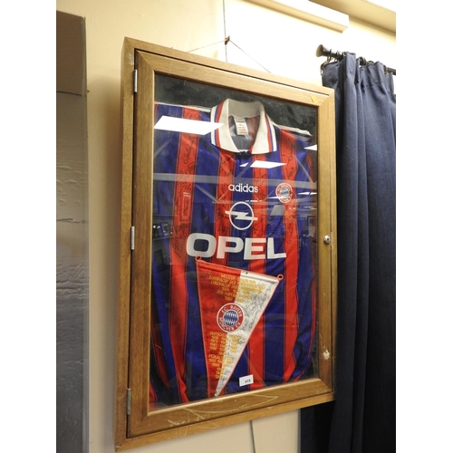 415 - Football Interest: FC Bayern Munich, signed football shirt and pennant, Opal sponsorship period, fra... 