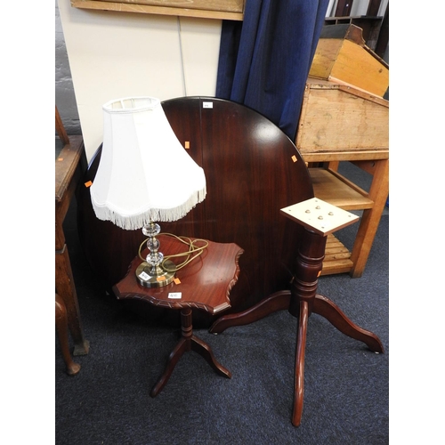 416 - Mahogany finish pedestal supper table, pedestal wine table and a table lamp (3)