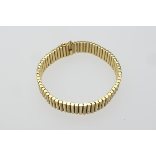 372 - 18ct gold bracelet, circa 1985, having alternating polished and reeded bar links, Birmingham hallmar... 