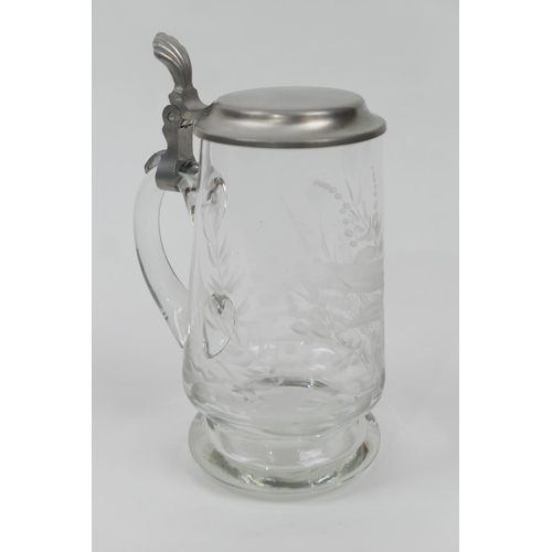 74 - Unusual engraved glass tankard (late 20th Century), decorated with an eel swimming amidst river weed... 