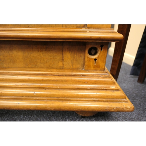 958 - CATALOGUE AMENDMENT 16/11/23: This bed does not have a base or mattress
Fine quality carved walnut d... 