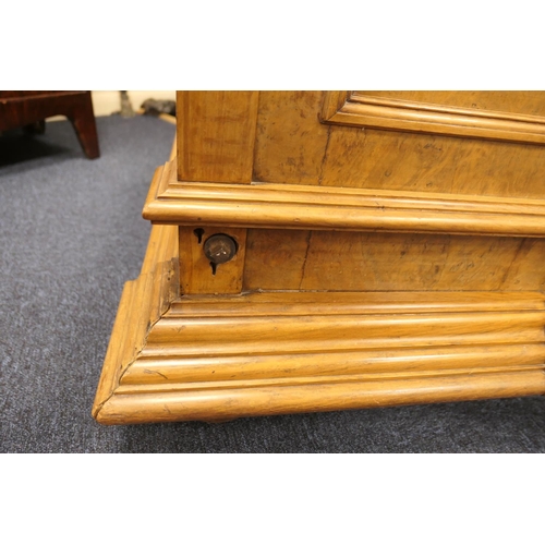 958 - CATALOGUE AMENDMENT 16/11/23: This bed does not have a base or mattress
Fine quality carved walnut d... 