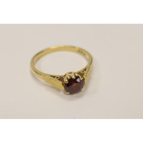 376 - CATALOGUE AMENDMENT: 18ct gold and GARNET dress ring, ring size R, gross weight approx. 3.5g