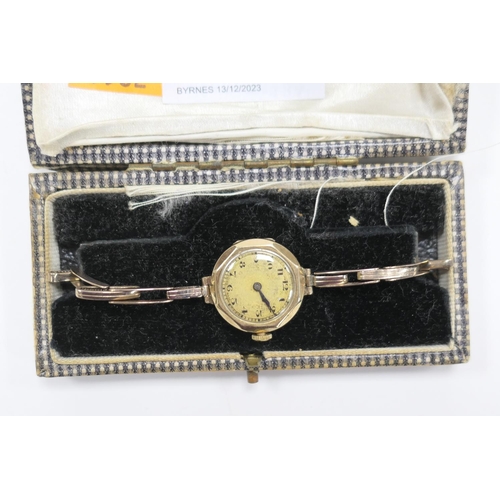 391 - Lady's vintage 9ct gold cased wristwatch on a 9ct gold expandable bracelet, gross weight approx. 13g