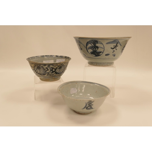 159 - Provincial Chinese blue and white bowl, 17th Century, 19.5cm; also a further Chinese blue and white ... 