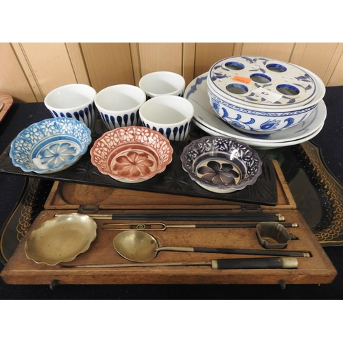 67 - Unusual wooden cased sushi set; also coloured condiment bowls in carved wooden tray, fish printed bo... 