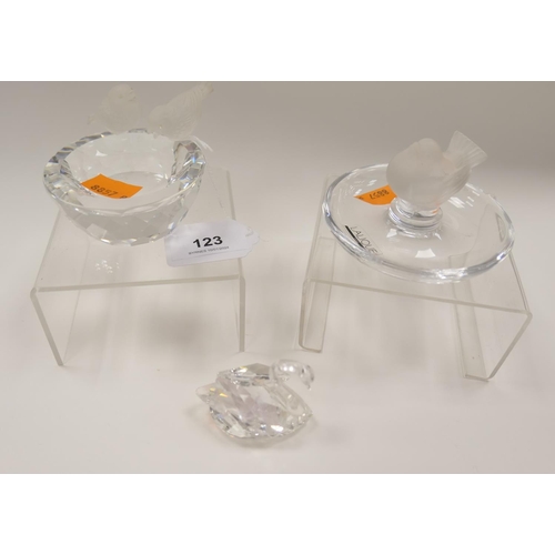 123 - Lalique sparrow cendrier; also a Swarovski Crystal 'birdbath' and Swarovski Crystal swan (3)