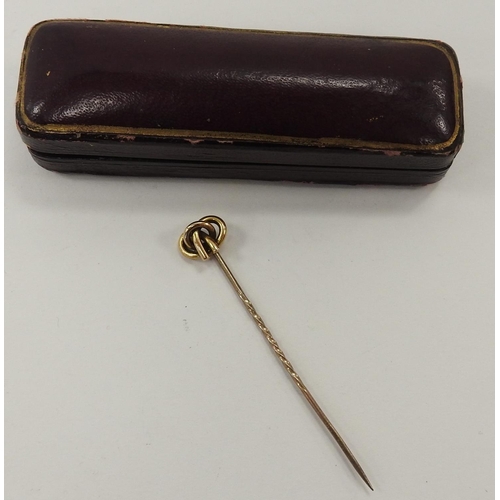 256 - 15ct gold knot stock pin, cased