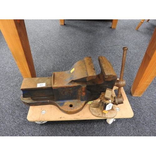 453 - Bench vice and an axel jack (2) (trolley not included)