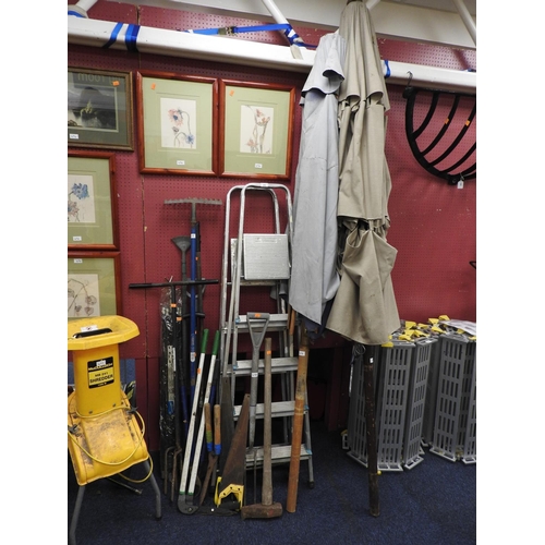 498 - Assorted gardening tools, two sets of aluminium folding stepladders and two garden parasols