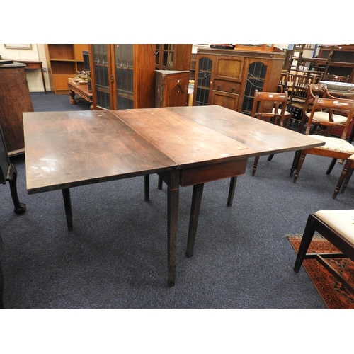 520 - Georgian mahogany drop leaf dining table