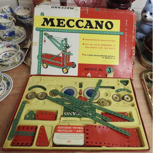 30 - Vintage Meccano Outfit No. 3 engineering kit with instructions