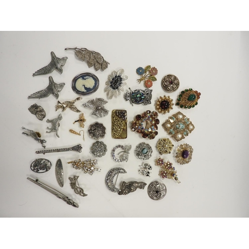 298 - Assorted costume jewellery, mostly brooches, including silver celtic zoomorphic brooch, pewter brooc... 