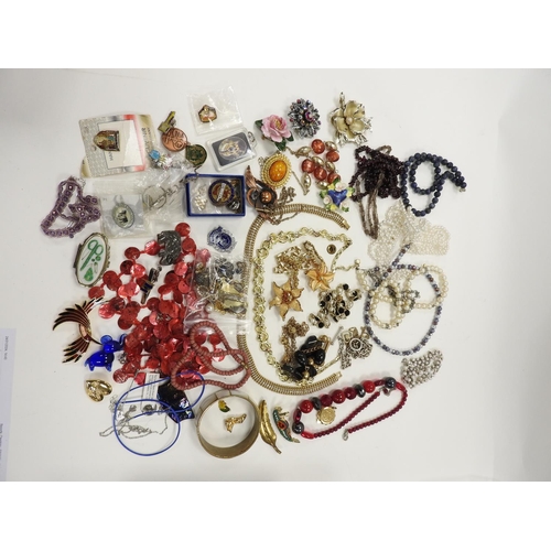 300 - Assortment of costume jewellery