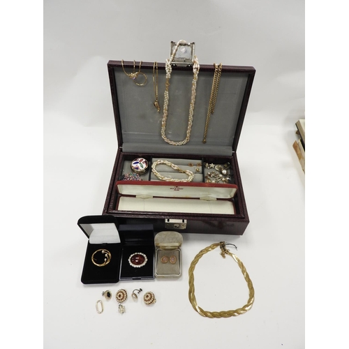 305 - Jewellery box containing assorted costume jewellery; also a pair of rose quartz stud earrings in 9ct... 