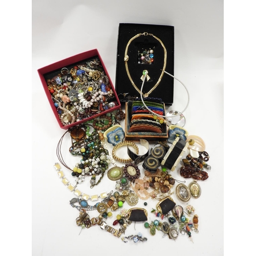 313 - Tub of assorted costume jewellery