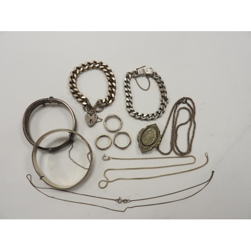 317 - Assortment of silver jewellery including gent's heavy silver curb link bracelet, further silver curb... 