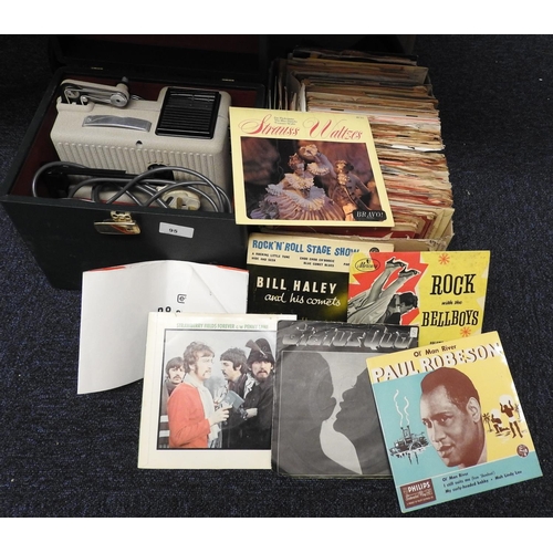 95 - Eumig P8 automatic projector, boxed, and a quantity of 45rpm singles