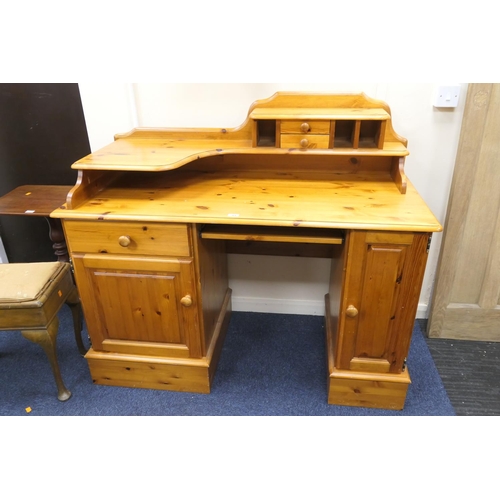 464 - Yellow pine kneehole workstation, width 136cm, depth 60cm