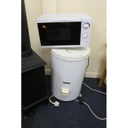 479 - Microwave oven and a Zanussi spin dryer (2)