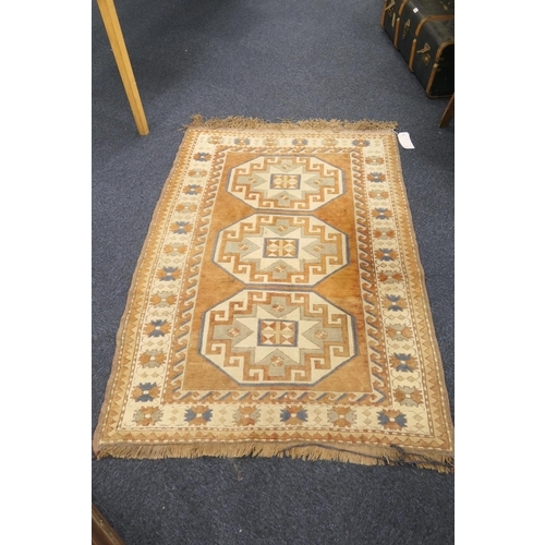 511 - Hamadan woollen madder ground rug, 173cm x 120cm