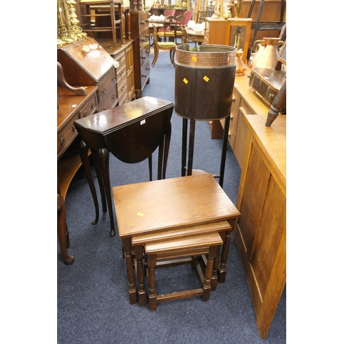 422 - Quality Edwardian mahogany small drop leaf table, 61cm; also a mahogany jardiniere stand with replac... 