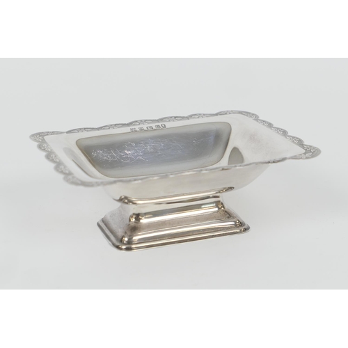 87 - Queen Elizabeth II silver bonbon dish, Birmingham 1977 Jubilee mark, rectangular form with petalled ... 