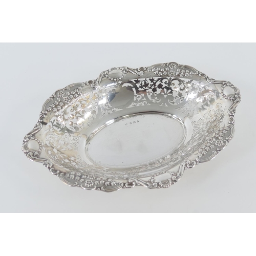 91 - Edwardian silver bread bowl, Birmingham 1906, shaped oval form with pierced foliate edge and border,... 