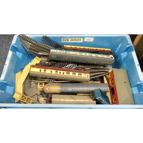 113 - Triang 00 gauge model trains, track and accessories