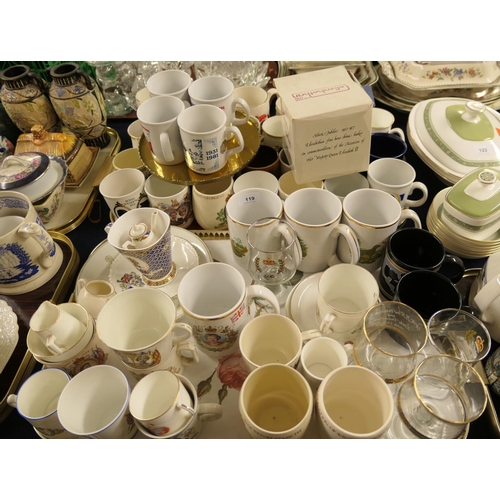 119 - Collection of royal commemorative mugs and other royal commemoratives (2 trays)