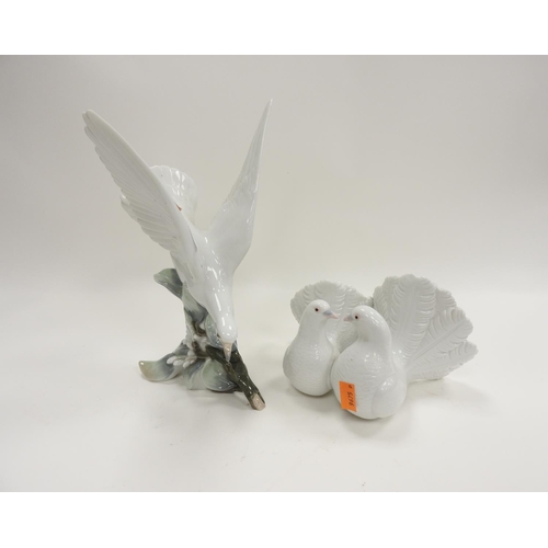 134 - Lladro porcelain figure of a white dove and Lladro pair of fantailed doves (2)