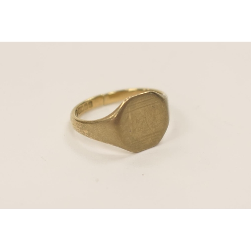 285 - 9ct gold signet ring (cut), weight 3.7g