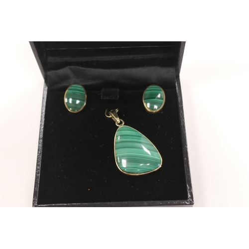 325 - Suite of malachite jewellery set in 14ct gold comprising pendant and two ear clips