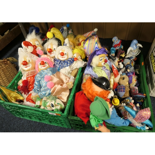 64 - Quantity of clown dolls of varying sizes (2 boxes)