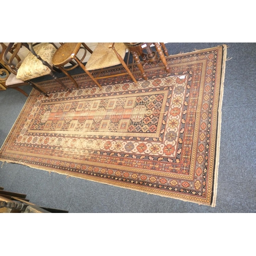 680 - Machine made woollen rug