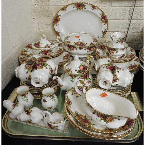 1 - Royal Albert Old Country Roses dinner and tea service (53 pieces) (2 trays)
